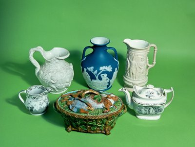 Collectie van Wedgwood Victoriaans aardewerk; en Victoriaans aardewerk inclusief kopie van Portland vaas door English School